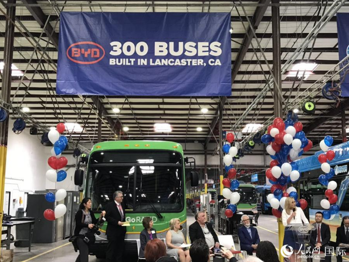 比亚迪美国工厂第300辆电动巴士下线 在北美投资额超2.5亿美元